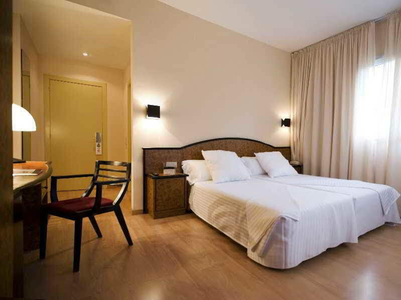 Hotel Air Penedes บิลาฟรังกา เดล เปเนเดส ภายนอก รูปภาพ